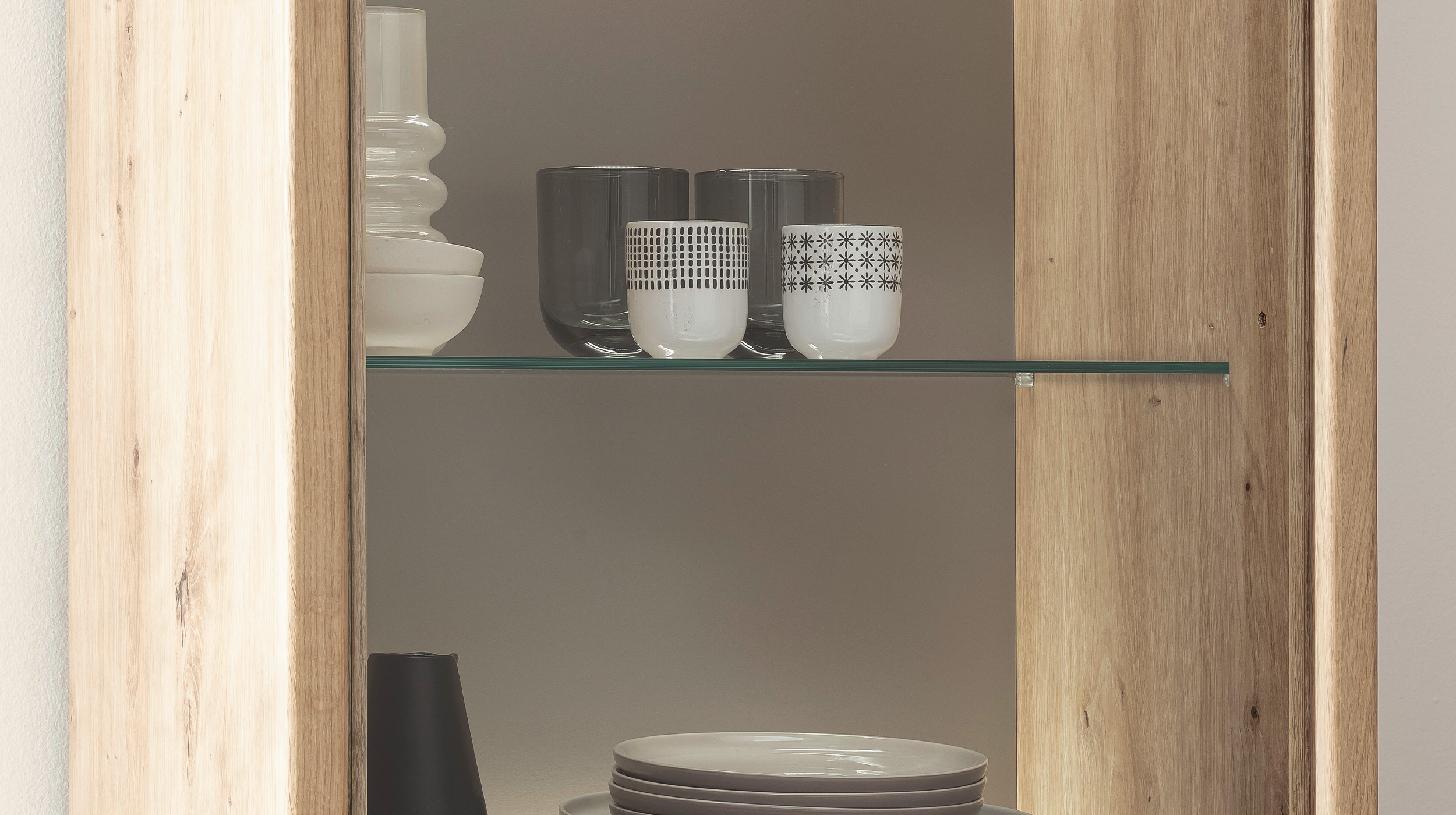 Vitrine mit Beleuchtung Kristalleiche massiv geölt Breite 57 cm - LARVIK