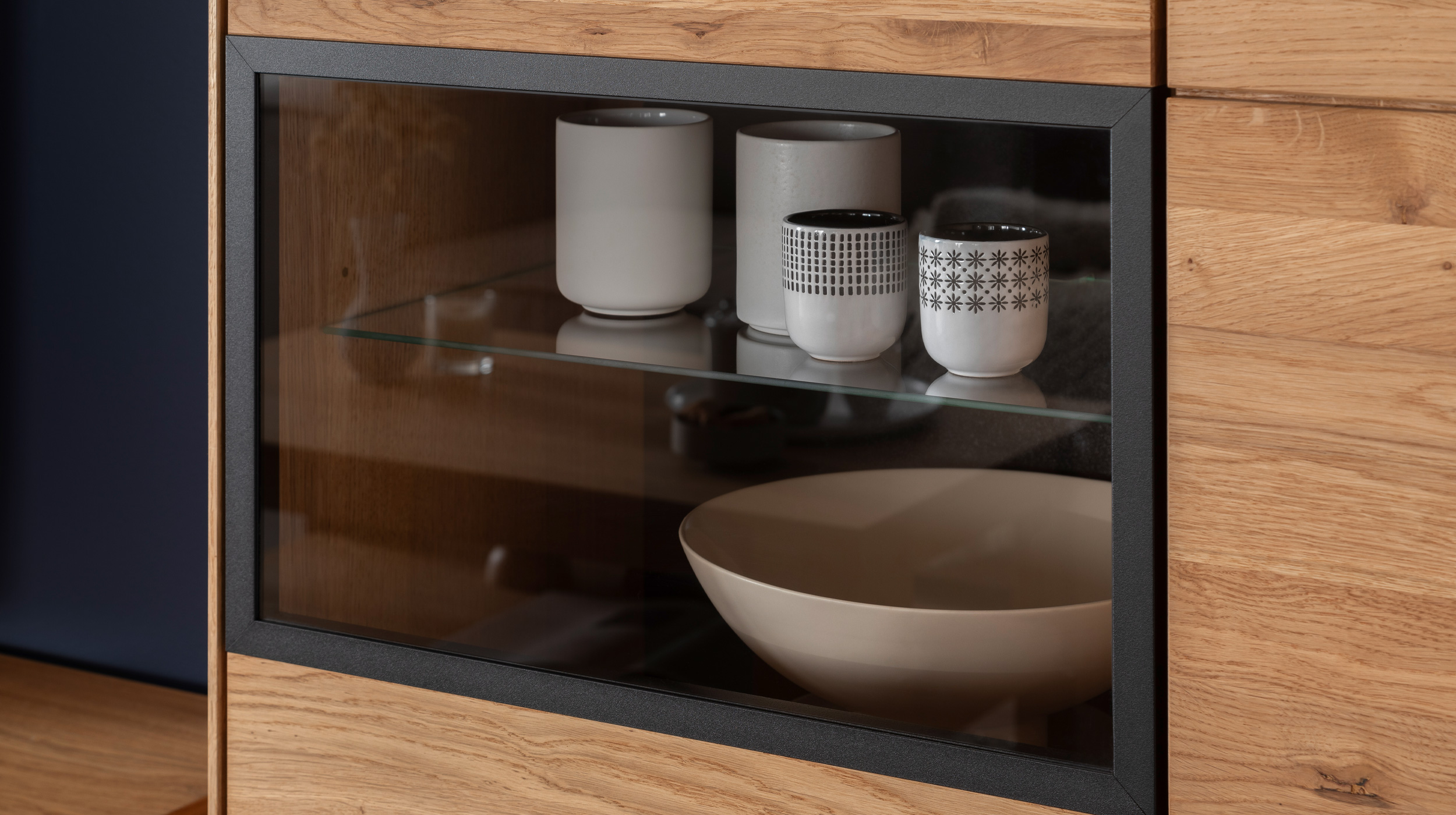 Highboard mit Glastür Wildeiche geölt teilmassiv 93 cm - ARAYA