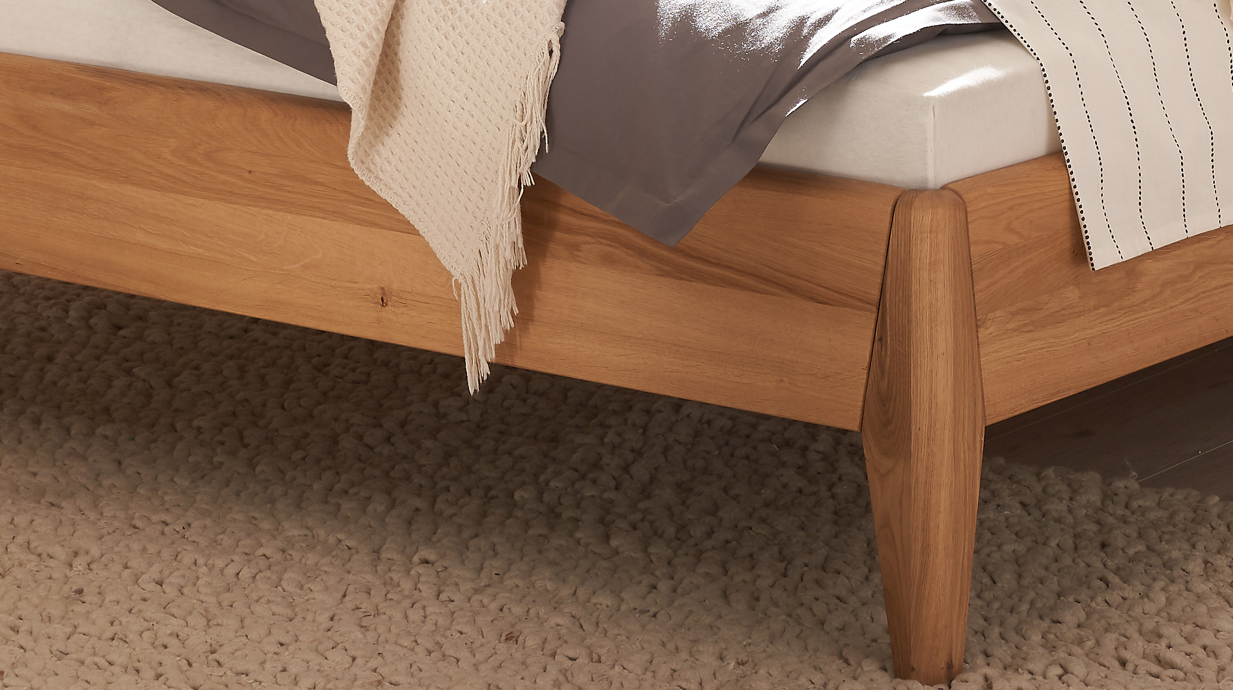 Massivholzbett 180 x 200 cm Wildeiche geölt - VEGARD