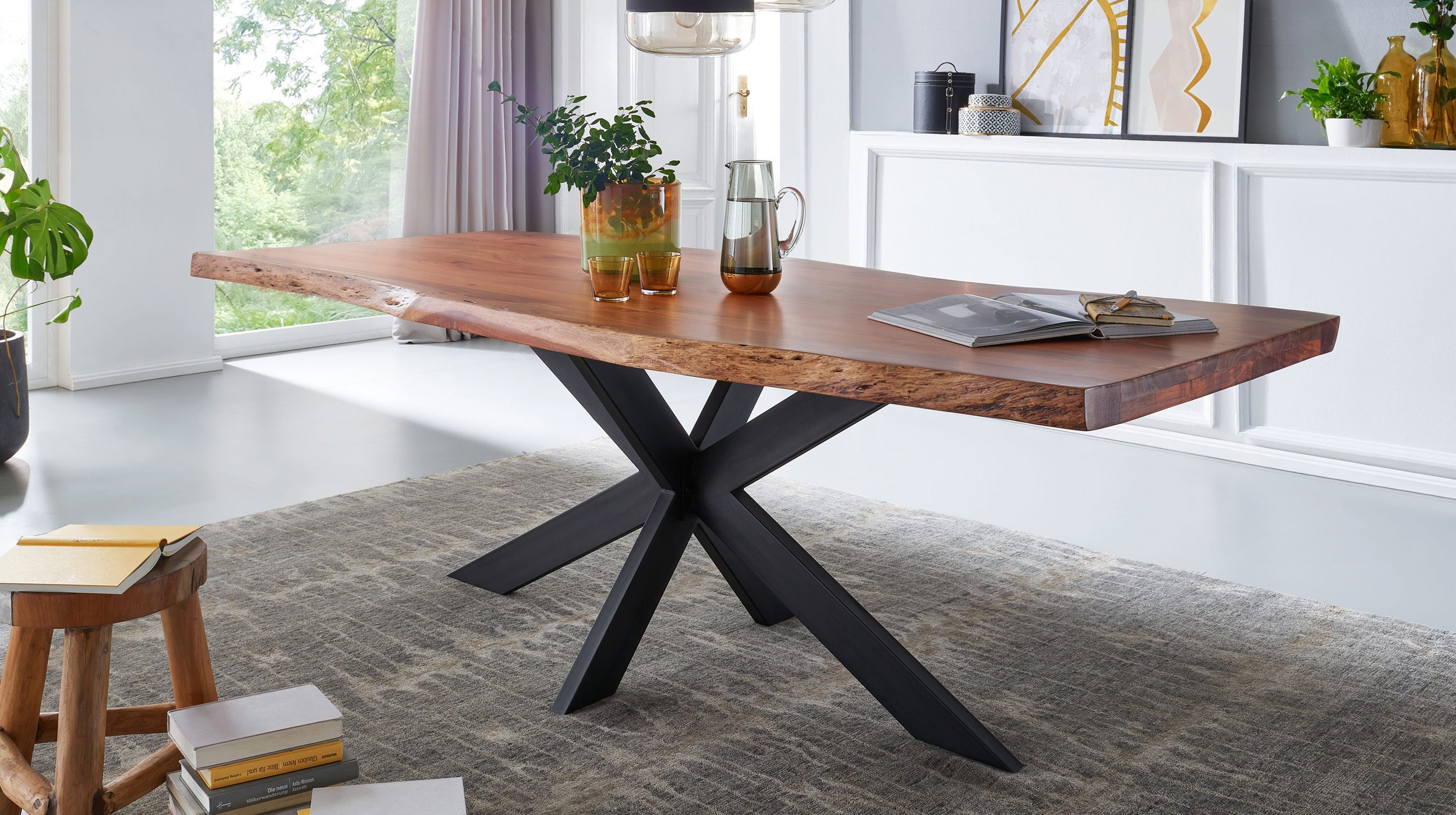 Massiver Baumkantentisch aus Akazie 220 cm Spider-Gestell - TIM Esstisch Baumkantentisch 220 cm massiv lackierte Akazie - TIM