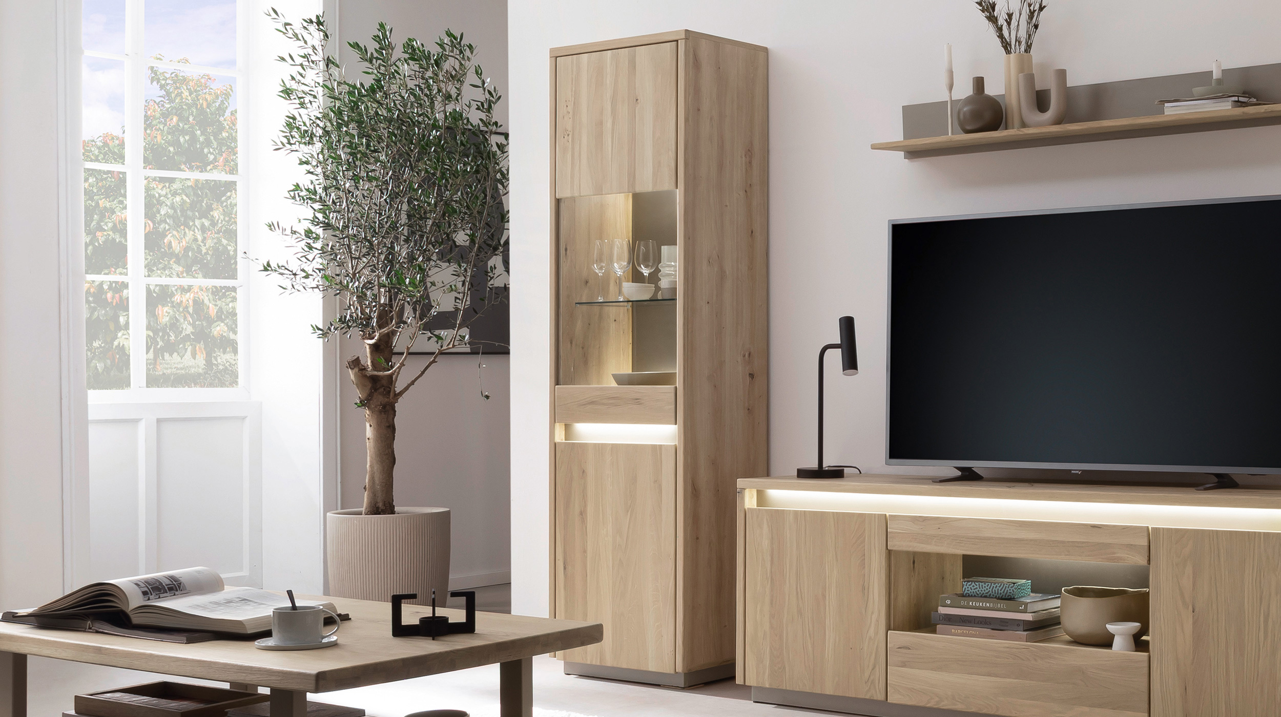 Vitrine mit Beleuchtung Eiche massiv geölt Breite 57 cm - LARVIK