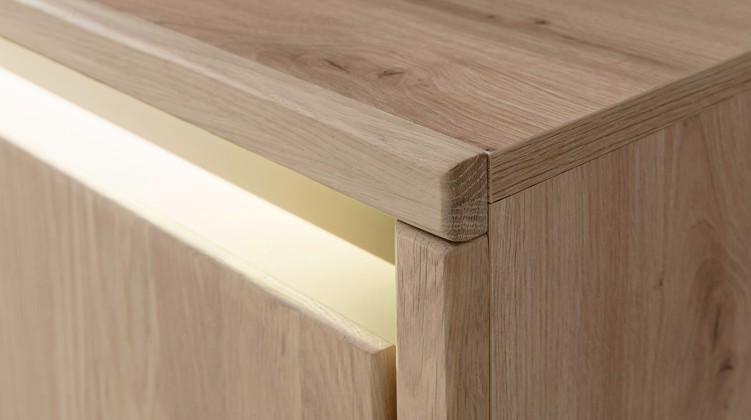 Sideboard mit Beleuchtung Kristalleiche massiv geölt 167 cm - LARVIK
