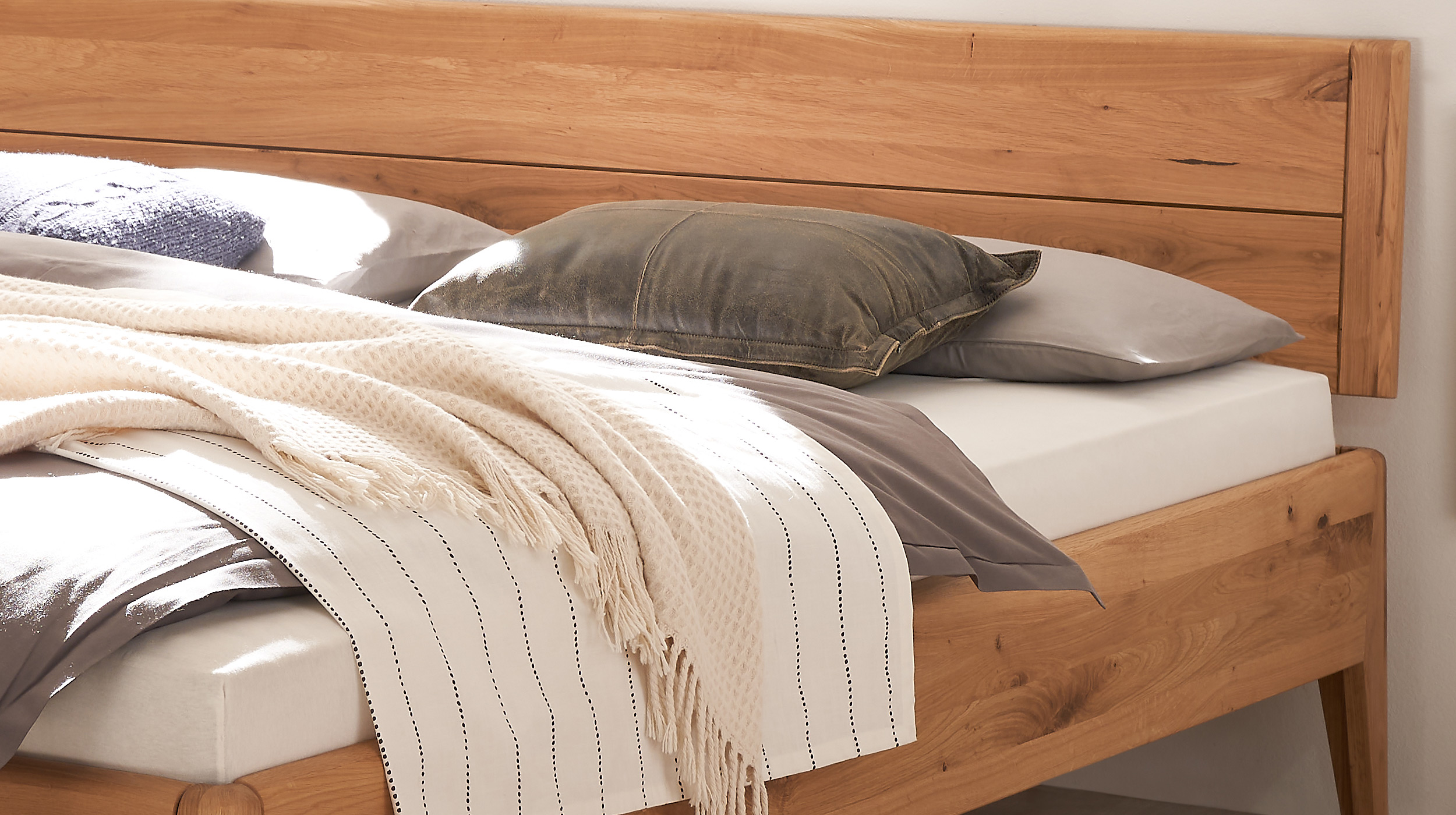 Massivholzbett 180 x 200 cm Wildeiche geölt - VEGARD